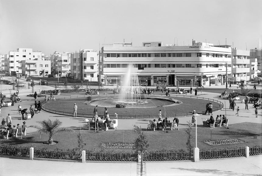 A sunny day in Dizengoff square